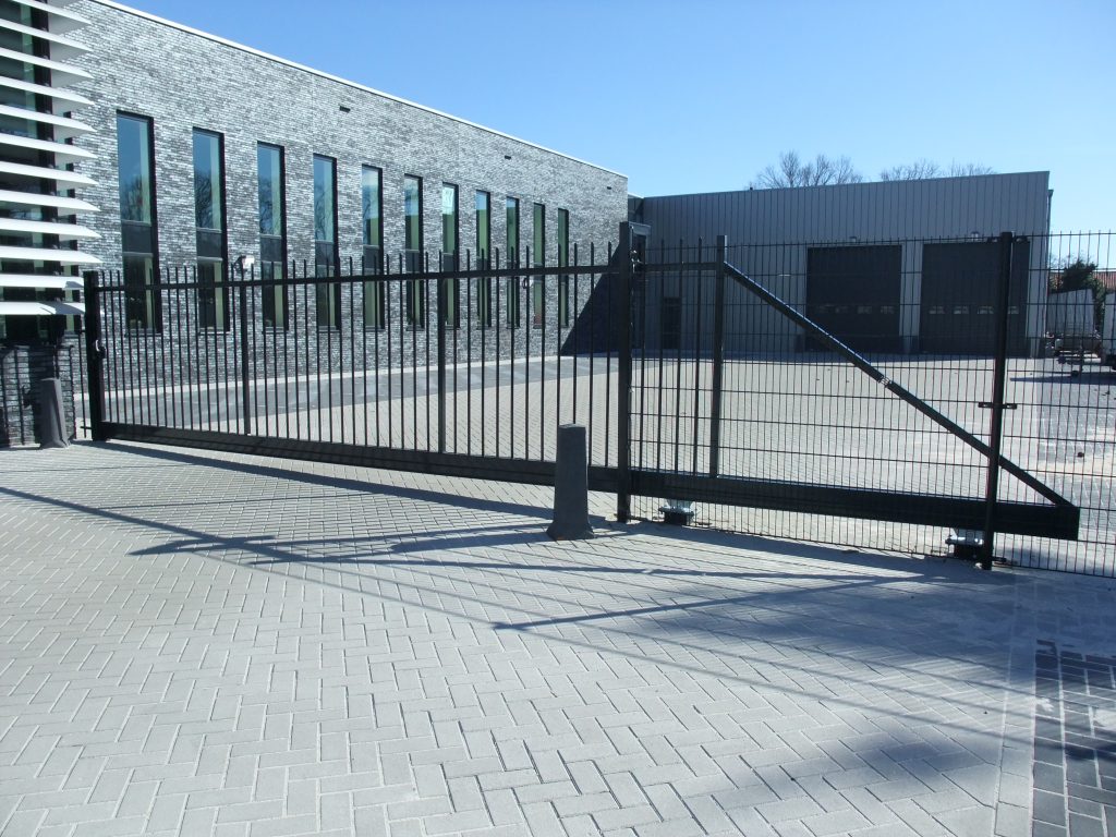 Vrijdragende schuifpoort spijlen